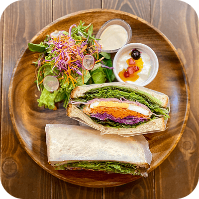 サンドウィッチとサラダのプレート