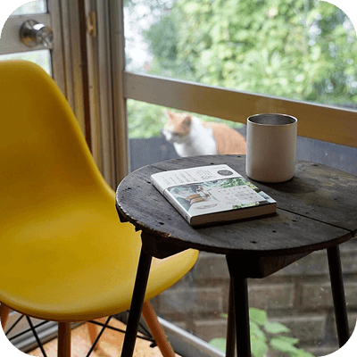 カフェの窓際の席