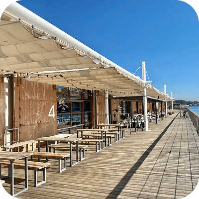 海辺のテラス席