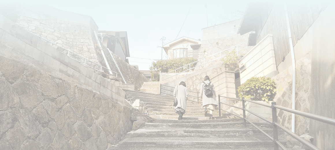 階段を登る二人の女性の後ろ姿