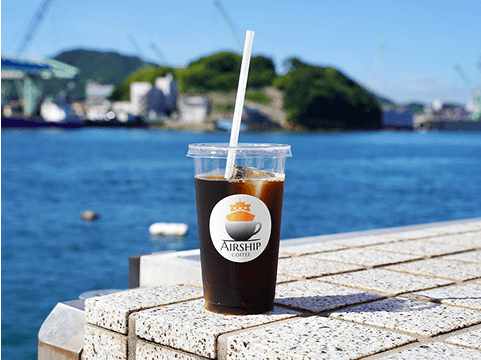 海辺においてあるコーヒー